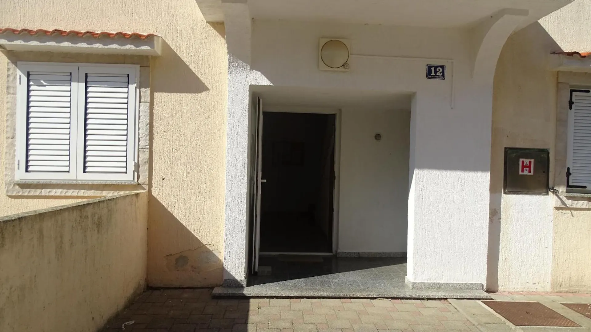 Comfortable Apartment With Kitchen, Close To Beautiful Beach Povljana